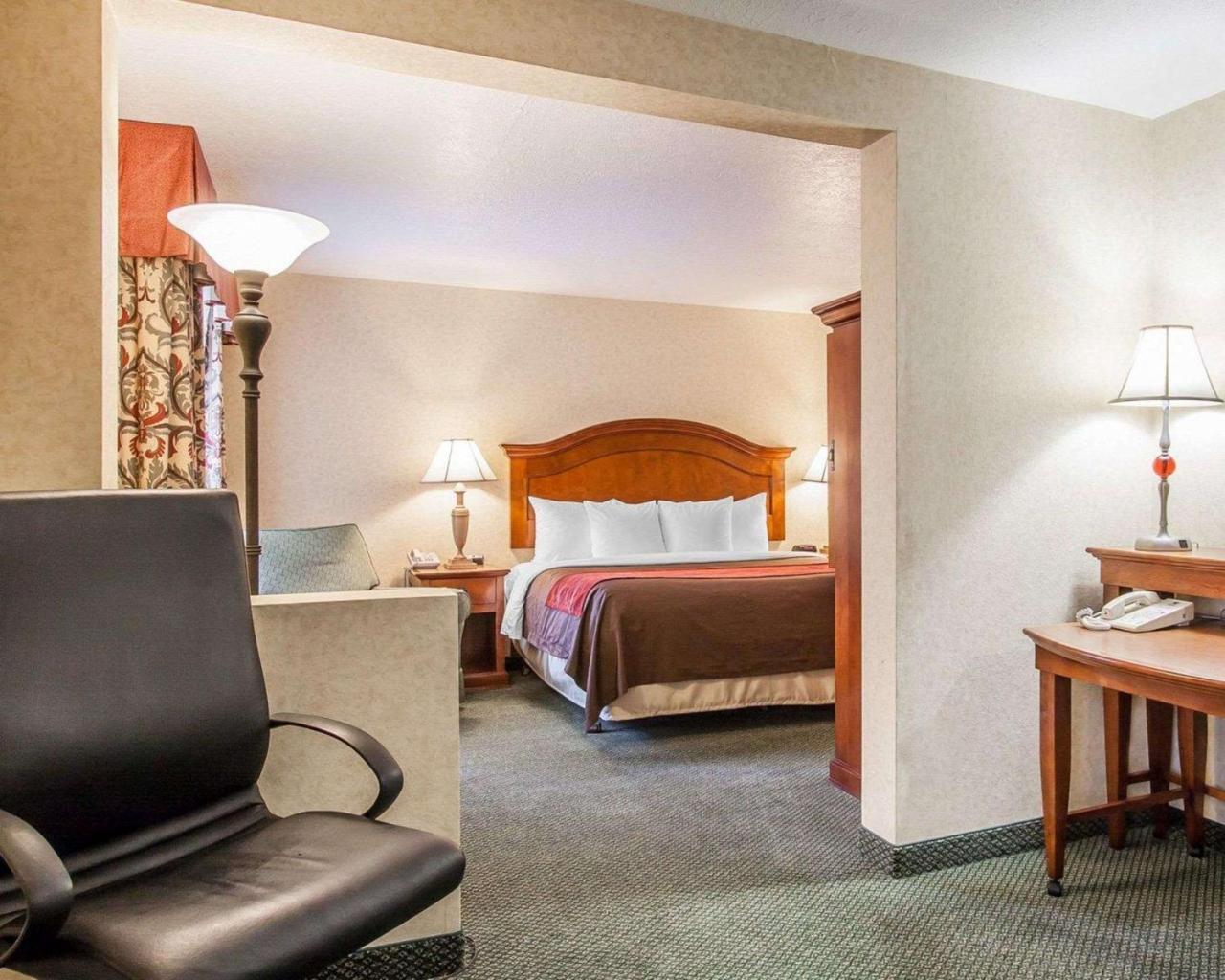 Comfort Inn Conference Center Гіллсборо Екстер'єр фото
