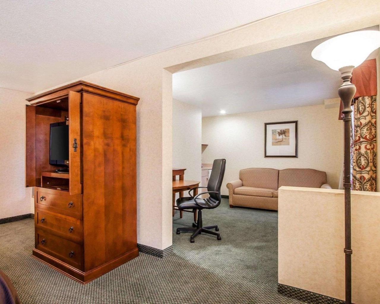 Comfort Inn Conference Center Гіллсборо Екстер'єр фото